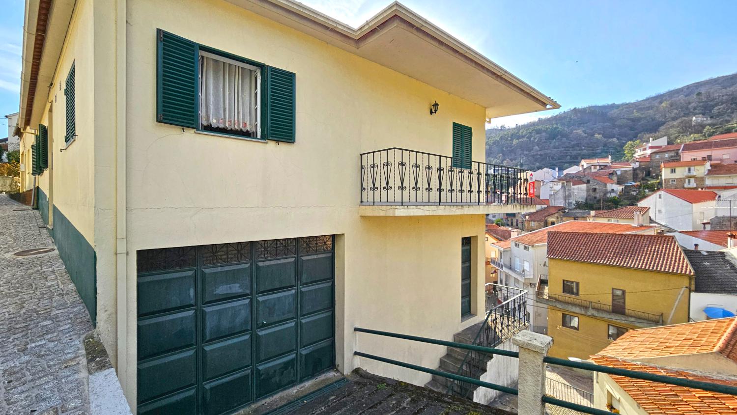 à venda moradia em banda Famalicão Guarda 3