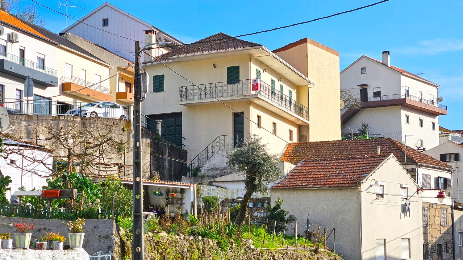 à venda moradia em banda Famalicão Guarda 2